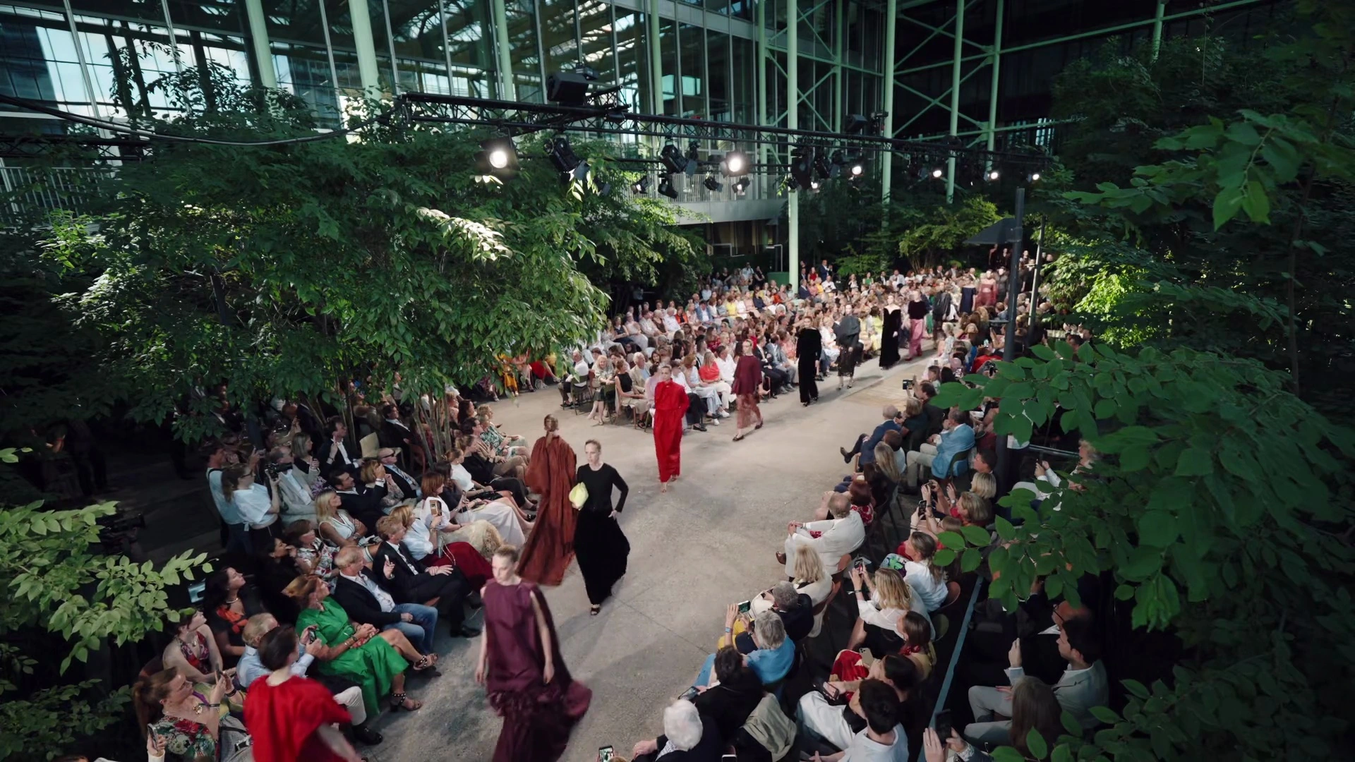 Finale beneath the glasshouse roof