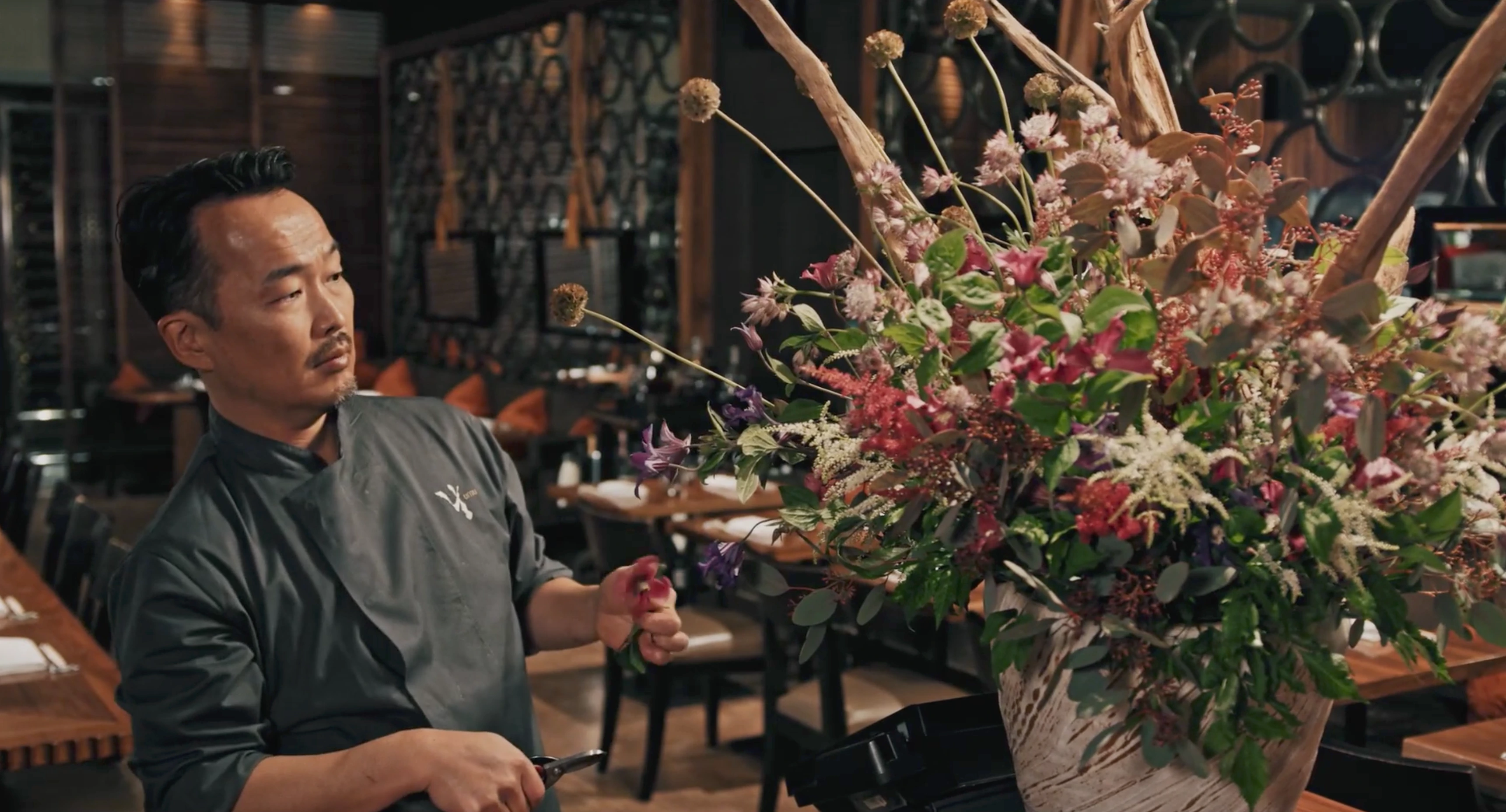 Tanagokoro — Yoshinori Ishii arranging flowers at the restaurant